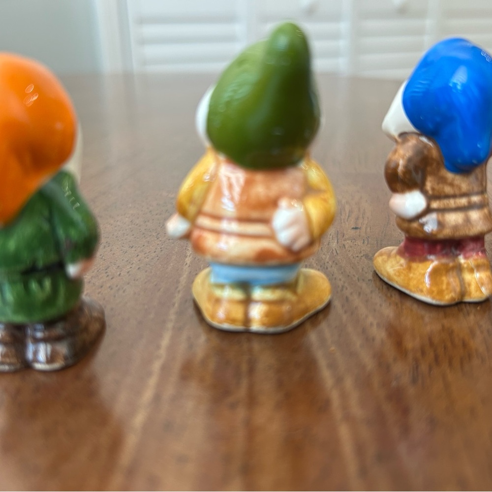 Vintage Disney circa 1970’s Snow White kneeling with the 7 dwarfs. - Picture 5 of 10